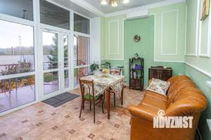 Дом 440м&sup2;, 3-этажный, участок 15 сот.  